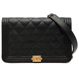 Chanel Boy Portemonnaie aus schwarzem gestepptem Caviar mit Kette