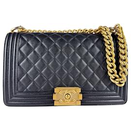 Borsa a tracolla Boy di Chanel in pelle di vitello martellata nera