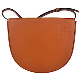 Pochette Small Heel di Loewe in pelle marrone