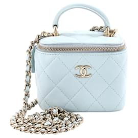 Vanity Chanel con catena in pelle di agnello azzurro chiaro