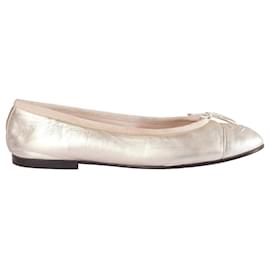Ballerine Chanel in pelle dorata con logo CC
