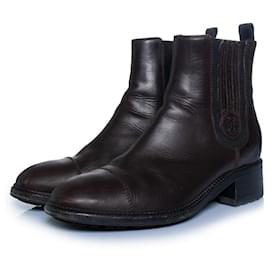 Chanel, botas Chelsea de cuero marrón