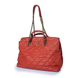Chanel, borsa tote in pelle caviar rossa trapuntata portobello
