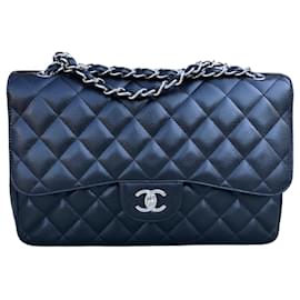 Chanel Classic Flap Bag aus schwarzem Caviar-Leder