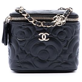 Necessaire Chanel em pele de cordeiro preta com camélia em relevo e corrente
