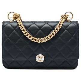 Carteira com corrente Chanel Black CC em couro de cordeiro matelassê com pérolas