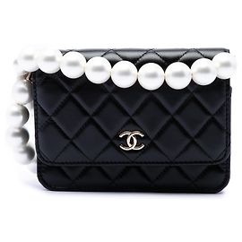 Portafoglio con catena Chanel Black CC in pelle di vitello trapuntata e perle Maxi