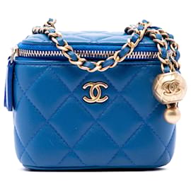 Beauty case Chanel Blue Mini in agnello trapuntato Pearl Crush con catena