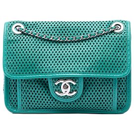 Chanel Up In The Air Flap in pelle di vitello traforata verde Small