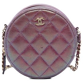 Chanel runde Clutch aus gestepptem irisierendem lila Lammleder mit Kette