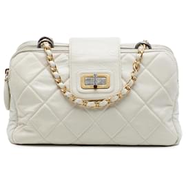 Sac à épaule Chanel White Quilted Aged Calfskin Mademoiselle Triple Zip