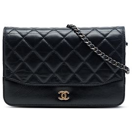 Carteira com corrente Gabrielle em couro de vitelo envelhecido acolchoado preto Chanel