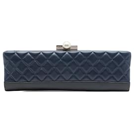 Clutch Baguette Chanel Blue CC in agnello trapuntato con perle