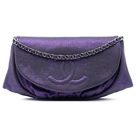 Portafoglio a catena mezzaluna in pelle con stampa lucertola metallizzata CC viola Chanel
