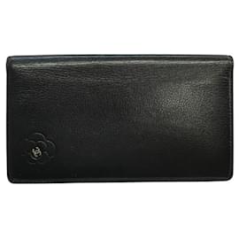 Cartera de piel negra Camellia de Chanel