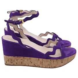 Sandali con zeppa Prada con dettaglio di fascia ondulata in scamosciato viola