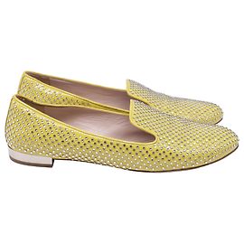 Bailarinas Miu Miu en charol amarillo con adornos de cristal