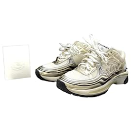 Chanel Laminierte Sneaker mit CC-Logo
