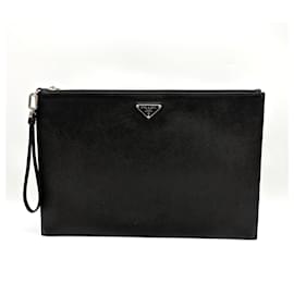 Prada Clutch Saffiano Triangle Logo Preto