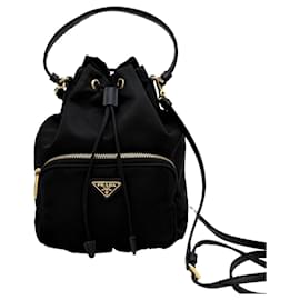Prada Borsa bucket in nylon con logo triangolo nero