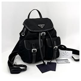 Prada Zaino in nylon nero con logo triangolare e due tasche