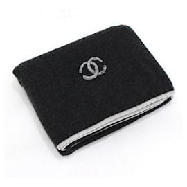 Sciarpa in misto cashmere nero con logo CC ricamato - Chanel