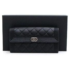 Chanel Cartera larga con solapa en caviar negro