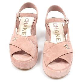 Chanel Sandali con tacco zeppo con logo CC laterale in scamosciato rosa chiaro