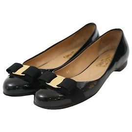 Salvatore Ferragamo Mocassini in vernice con fiocco nero