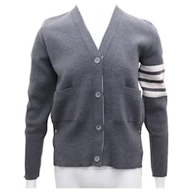 Gestreifter V-Ausschnitt-Cardigan aus Virgin Wool - Thom Browne