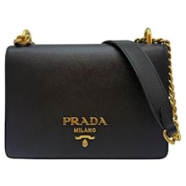 Borsa a tracolla con patta a catena in pelle Saffiano Nero Oro - Prada