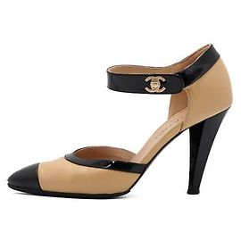 Chanel Décolleté bicolore beige e nero da donna con logo CC Turnlock dorato