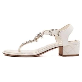 Sandali da donna in pelle di capra classica bianca con tracolla con logo CC e catena - Chanel