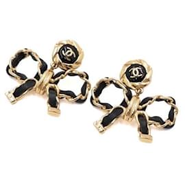 Chanel Orecchini a nastro in pelle di vitello e metallo dorato con logo CC