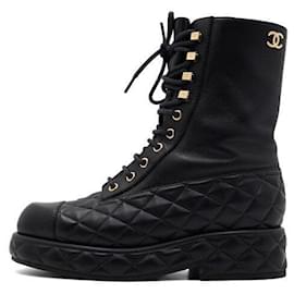 Chanel Botas de senderismo para mujer negras acolchadas con logotipo CC dorado