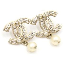 Orecchini pendenti con perla e logo CC in cristallo dorato Season - Chanel