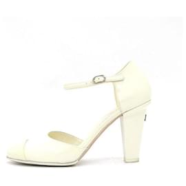 Chanel Scarpe da donna con cinturino in vernice avorio