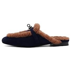 Hermès Mule e sandali in scamosciato marine e shearling dorato