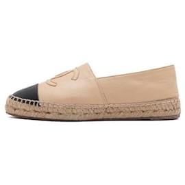 Chanel Sneakers bicolore in pelle di agnello beige con logo CC per donna