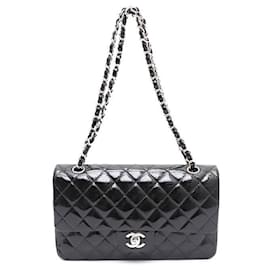 Chanel Borsa a tracolla Classic Medium in vernice con catena argentata