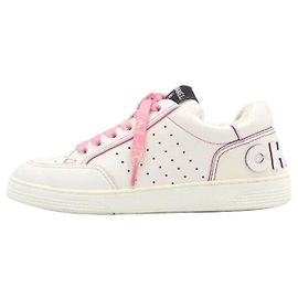 Chanel Sneaker con lacci da donna in pelle bianca con dettaglio logo viola