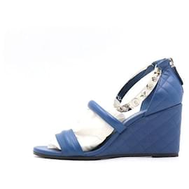 Chanel Sandali con punta aperta da donna in pelle blu con bracciale in metallo argento Icon
