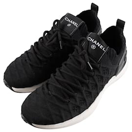 Chanel Steppbare Strick-Sneaker mit Logo Schwarz