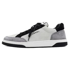 Chanel Sneakers da uomo in scamosciato con scritte nere
