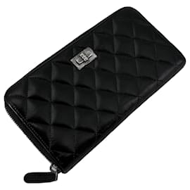 Chanel Cartera larga de piel de cordero con logotipo vintage plateado y cremallera