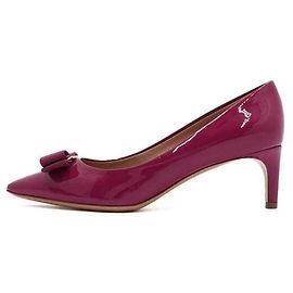 Salvatore Ferragamo Décolleté in vernice viola con logo a barra dorata