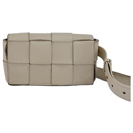 Bottega Veneta Mini Borsa Cassette in Pelle Bianca