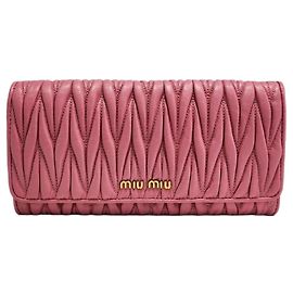 Miu Miu Matelassé Leder-Langgeldbörse mit Klappe