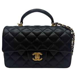 Chanel Nuova Mini Borsa con flap e manico in pelle di agnello nera