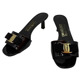 Salvatore Ferragamo Bow Slide Sandalen Schwarz